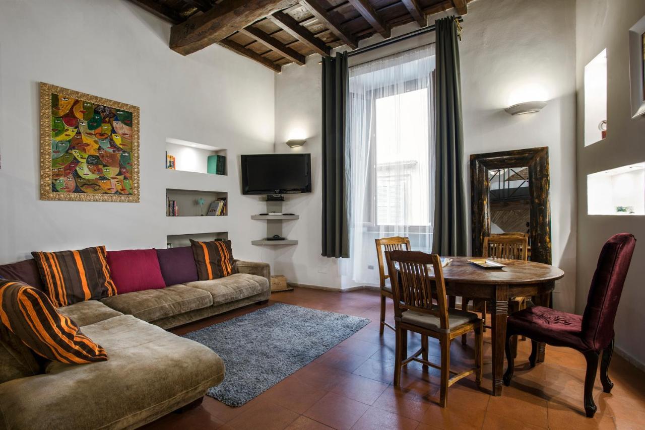 Charming Pantheon In The Heart Of Roma