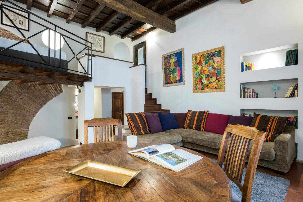 Charming Pantheon In The Heart Of Roma