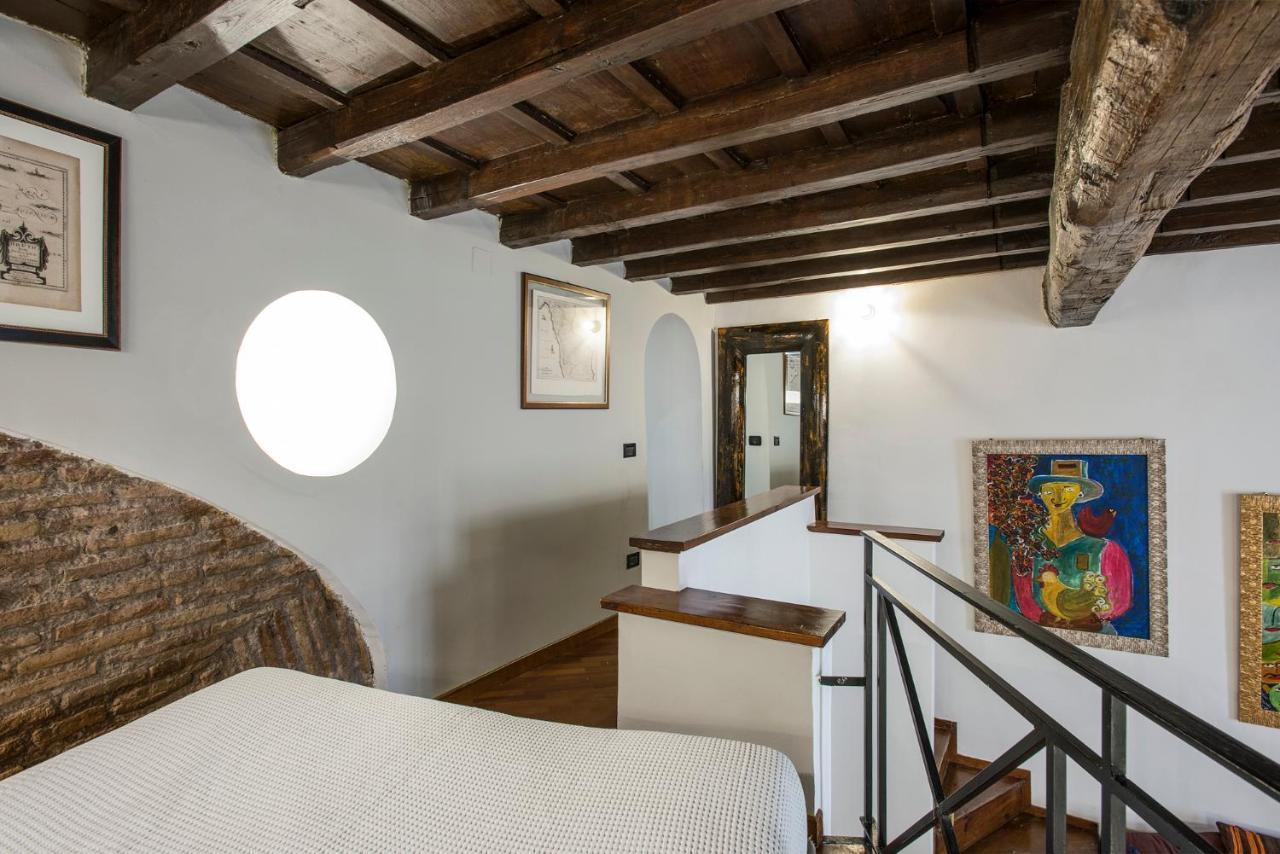 Charming Pantheon In The Heart Of Roma